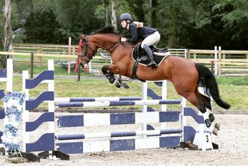 Katie Vaughan claims top spot in the KBIS Insurance Senior British Novice Second Round at Felbridge Showjumping Club